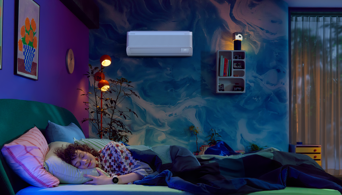 Funcionamiento desde solo 16 dB(A) El confort acústico es otro de los puntos destacados del SAMSUNG WindFree Comfort S2 F-AR60F09NX.  La presión sonora de la unidad interior se sitúa entre aproximadamente 16 y 38 dB(A) dependiendo de la configuración utilizada.  Esto permite alcanzar un funcionamiento especialmente silencioso en los niveles más bajos, una característica muy interesante para dormitorios, despachos y espacios donde se busca mantener un ambiente tranquilo.  La unidad exterior presenta una presión acústica aproximada de 45 dB(A).